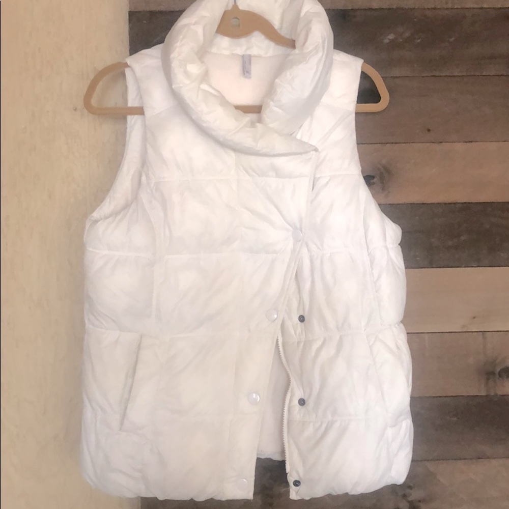 White Old Navy Puffer Vest - Med